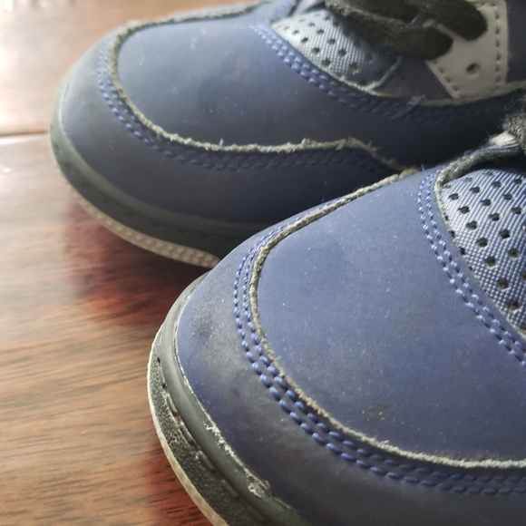 Boys Navy Blue & Black Preowned Jordans - Picture 4 of 6